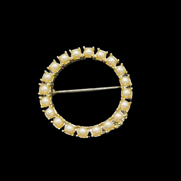 Vintage gold tone and faux pearl circle pin - Picture 1 of 4